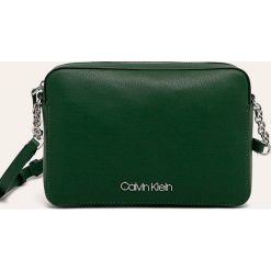 Calvin Klein - Torebka. Czarne listonoszki damskie Calvin Klein, w paski, ze skóry ekologicznej, na ramię, małe, bez dodatków. Za 359,90 zł.