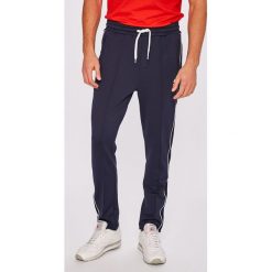 Ellesse - Spodnie. Niebieskie spodnie męskie marki Ellesse, na co dzień, s, bez wzorów, z elastanu, casualowe. W wyprzedaży za 199,90 zł.