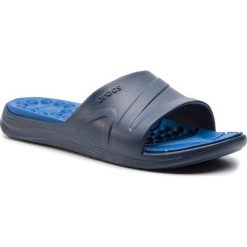 Klapki CROCS - Reviva Slide 205546 Navy/Blue Jean. Niebieskie klapki męskie Crocs, z tworzywa sztucznego, bez zapięcia. W wyprzedaży za 139,00 zł.