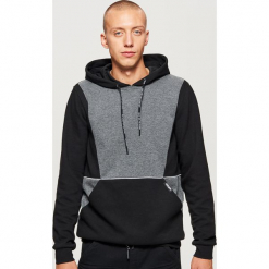 Bluza z kieszenią - Czarny. Czarne bluzy męskie z kieszeniami marki Cropp, s. Za 119,99 zł.