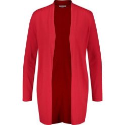 Kardigan w kolorze czerwonym. Czerwone kardigany damskie Gerry Weber, bez wzorów, bez rękawów, bez kaptura. W wyprzedaży za 114,95 zł.