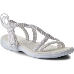 Sandały LA MARINE - Wave Nomia Shiny White. Białe klapki damskie marki La Marine, bez wzorów, z tworzywa sztucznego, bez obcasa. W wyprzedaży za 159,00 zł.