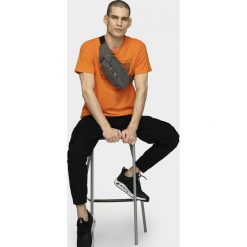 Saszetka na pas AKB600 - ciemny szary melanż - Outhorn. Szare saszetki damskie Outhorn, bez wzorów, bez dodatków. W wyprzedaży za 39,99 zł.