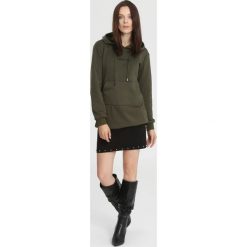 Ciemnozielona Bluza Tension. Zielone bluzy damskie z kapturem marki other, s. Za 79,99 zł.