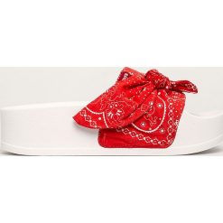 Levi's - Klapki. Czerwone klapki damskie Levi's®, bez wzorów, z materiału, bez obcasa, na obcasie. W wyprzedaży za 139,90 zł.