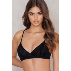 Biustonosze bardotka: NA-KD Lingerie Szeroki elastyczny siateczkowy biustonosz w groszki – Black