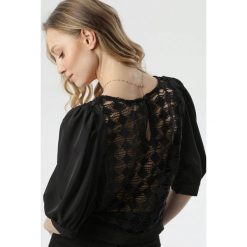 Czarna Bluzka Love Life. Czarne bluzki damskie Born2be, s, bez wzorów, bez kołnierzyka, z krótkim rękawem. Za 89,99 zł.