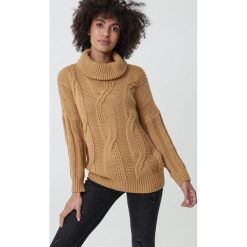 Camelowy Golf Swann. Brązowe swetry damskie Born2be, uniwersalny, bez wzorów, z jeansu, bez rękawów, bez kaptura. Za 149,99 zł.