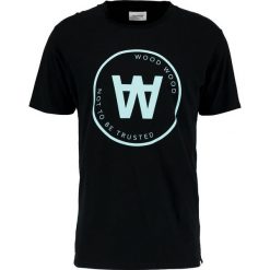Wood Wood SEAL Tshirt z nadrukiem black. Czarne koszulki polo męskie marki Wood Wood, m, z nadrukiem, z bawełny. Za 229,00 zł.