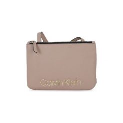 Torby / Saszetki Calvin Klein Jeans MUST CROSSOVER. Różowe saszetki damskie Calvin Klein Jeans, bez wzorów, z jeansu, bez dodatków. Za 426,18 zł.