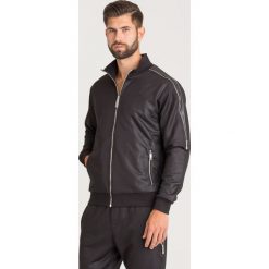 BLUZA TORNE JOHN RICHMOND. Czarne bluzy męskie John Richmond, s, z nadrukiem, z materiału, bez kołnierzyka, bez rękawów, bez kaptura. Za 1519,00 zł.
