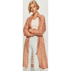 Guess Jeans - Kurtka. Różowe kurtki damskie Guess Jeans, s, z aplikacjami, z poliesteru, długie. Za 499,90 zł.