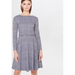 Rozkloszowana sukienka z paskiem - Szary. Szare sukienki damskie Mohito, xl, bez wzorów, bez kołnierzyka, bez rękawów, rozkloszowane. W wyprzedaży za 39,99 zł.