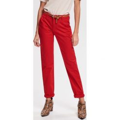 Spodnie chino - Czerwony. Czerwone chinosy damskie marki Reserved. Za 89,99 zł.