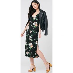 Sukienki hiszpanki: Bardot Sukienka z rozcięciem Hibiscis – Black