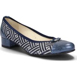 Granatowe skórzane baleriny z mozaiką i kokardką na przodzie 57G. Niebieskie baleriny damskie Neścior, bez wzorów, ze skóry, eleganckie, bez obcasa, na obcasie. W wyprzedaży za 189,00 zł.