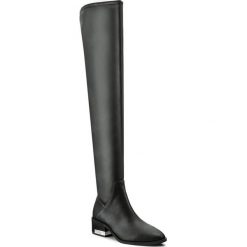 Muszkieterki GUESS - Berrie FLBRR4 ELE11 BLACK. Czarne bez kategorii marki Guess, z materiału, na obcasie. W wyprzedaży za 429,00 zł.