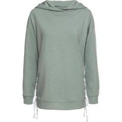 Bluza z kapturem i wiązanymi troczkami bonprix turkusowo-biały. Niebieskie bluzy damskie bonprix, bez wzorów, bez rękawów, z kapturem. Za 99,99 zł.