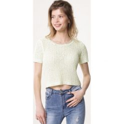Zielona Bluzka Fibrousness. Zielone bluzki damskie Born2be, s, z aplikacjami, z bawełny, z okrągłym kołnierzem. Za 39,99 zł.