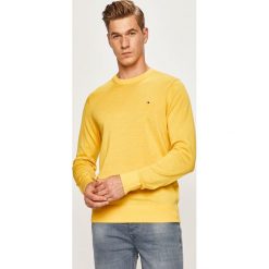 Tommy Hilfiger - Sweter. Żółte swetry męskie TOMMY HILFIGER, xl, bez wzorów, z jedwabiu, z okrągłym kołnierzem, bez kaptura. W wyprzedaży za 239,90 zł.
