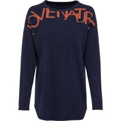 Sweter oversize bonprix ciemnoniebiesko-czerwono-brązowy. Niebieskie swetry damskie bonprix, z napisami, bez rękawów, długie, bez kaptura. Za 99,99 zł.