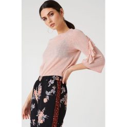 NA-KD Top z szerokim rękawem z falbaną - Pink. Różowe topy damskie NA-KD, bez wzorów, z poliesteru, z okrągłym kołnierzem. W wyprzedaży za 22,40 zł.