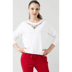 Biała bluza damska z kolorowymi kamieniami. Białe bluzy damskie Twinset, s, z aplikacjami, bez rękawów, bez kaptura. Za 315,60 zł.