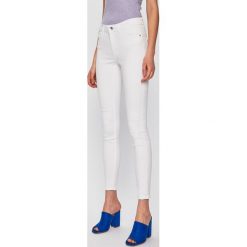 Vero Moda - Jeansy Seven. Białe jeansy damskie Vero Moda, s, bez wzorów, z elastanu. W wyprzedaży za 99,90 zł.