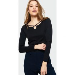 Czarny top z ozdobnym dekoltem. Czarne bluzki damskie Greenpoint, bez wzorów, z elastanu, bez kołnierzyka, bez rękawów. Za 29,99 zł.