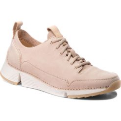 Sneakersy CLARKS - Tri Spark. 261353294 Nude Nubuck. Brązowe półbuty damskie marki Clarks, bez wzorów, ze skóry, bez obcasa, na płaskiej podeszwie, bez zapięcia. W wyprzedaży za 329,00 zł.