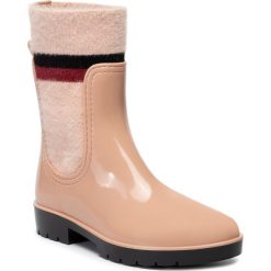 Kalosze TOMMY HILFIGER - Cosy Rainboot FW0FW04350 Maple Sugar TDQ. Różowe kalosze damskie TOMMY HILFIGER, bez wzorów, z tworzywa sztucznego. W wyprzedaży za 279,00 zł.