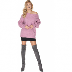 Sweter oversize w łódkę lila. Sukienki damskie e-margeritka.pl, bez wzorów, z poliesteru, bez kołnierzyka, z długim rękawem, długie, maxi, oversize. Za 139,99 zł.