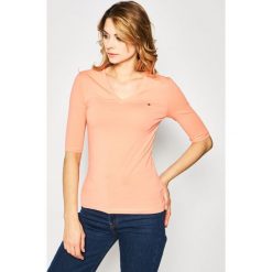 Bluzka TOMMY HILFIGER Essenials Half Sleeve WW0WW27963. Pomarańczowe bluzki damskie TOMMY HILFIGER, s, bez wzorów, bez kołnierzyka, bez rękawów. W wyprzedaży za 159,00 zł.