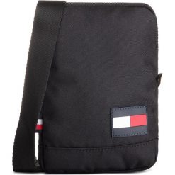 Saszetka TOMMY HILFIGER - Tommy Core Compact Crossover AM0AM05287 BDS. Czarne torby męskie skórzane TOMMY HILFIGER, bez wzorów, z materiału, młodzieżowe. W wyprzedaży za 179,00 zł.