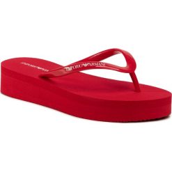 Japonki EMPORIO ARMANI - X3QS05 XL826 00035 Red. Czerwone klapki damskie Emporio Armani, bez wzorów, z tworzywa sztucznego, bez obcasa. Za 279,00 zł.