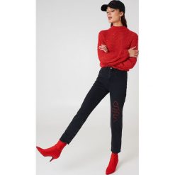 Boyfriendy damskie: NA-KD Jeansy z haftem Snake - Black
