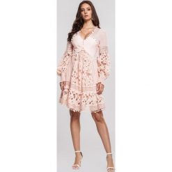 Różowa Sukienka Moon Eclipse. Różowe sukienki damskie Renee, na imprezę, s, z aplikacjami, eleganckie, bez kołnierzyka, bez rękawów, mini, kopertowe. Za 249,99 zł.