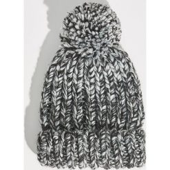 Czapka z pomponem - Jasny szar. Szare czapki damskie Sinsay. Za 24,99 zł.