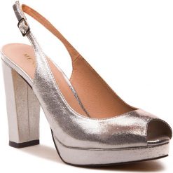 Sandały MENBUR - 09874 Silver 0009. Szare klapki damskie Menbur, bez wzorów, ze skóry ekologicznej, bez obcasa, na obcasie. W wyprzedaży za 189,00 zł.