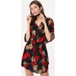 Czarna Sukienka Undesigning. Czarne sukienki damskie Born2be, na lato, xl, w paski, z koszulowym kołnierzykiem, bez rękawów, mini, koszulowe. Za 49,99 zł.