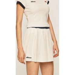 Ellesse - Spódnica. Białe spódniczki damskie Ellesse, na co dzień, z aplikacjami, z elastanu, casualowe, z podwyższonym stanem, mini, rozkloszowane. W wyprzedaży za 99,90 zł.