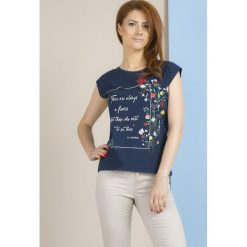 Bluzka z wiosennym motywem. Szare bluzki damskie Monnari, z napisami, z bawełny, bez kołnierzyka. Za 39,95 zł.