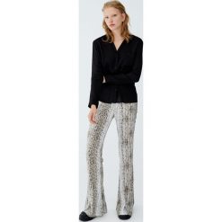 Koszula basic ze stójką. Czarne koszule damskie marki Pull&Bear, bez wzorów, ze stójką, z długim rękawem. Za 59,90 zł.