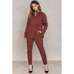 Spodnie z wysokim stanem: NA-KD Spodnie w kroju tapered z wysokim stanem – Red