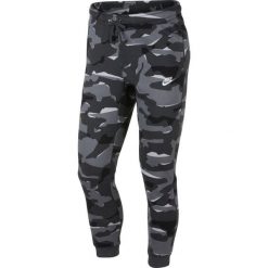 MĘSKIE SPODNIE NIKE CAMO JOGGER (XL). Zielone spodnie męskie Nike, na co dzień, s, z nadrukiem, z bawełny, eleganckie. Za 229,99 zł.