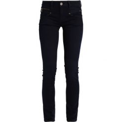 Freeman T. Porter Alexa High Jeansy Slim Fit shadow. Czarne jeansy damskie Freeman T. Porter, z elastanu. W wyprzedaży za 298,35 zł.