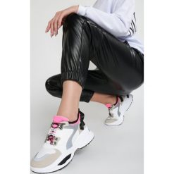 Beżowe Sneakersy Mcfarland. Brązowe sneakersy damskie Renee, z materiału. Za 99,99 zł.