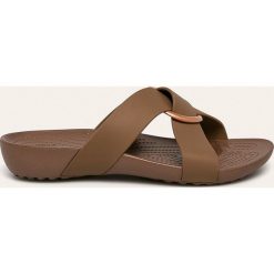 Crocs - Klapki. Czarne klapki damskie Crocs, bez wzorów, z materiału, bez obcasa, na obcasie. Za 149,90 zł.