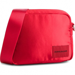 Torebka CALVIN KLEIN JEANS - Satin Camera Bag K40K400820 634. Czerwone listonoszki damskie Calvin Klein Jeans, bez wzorów, z jeansu, bez dodatków. W wyprzedaży za 219,00 zł.