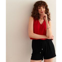 Bluzka bez rękawów z wiązaniem. Czerwone bluzki damskie Top Secret, bez wzorów, z tkaniny, z dekoltem w serek, bez rękawów. W wyprzedaży za 29,99 zł.